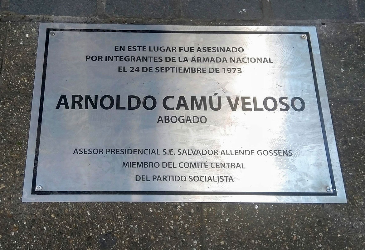 Placa a don Arnoldo Camú Veloso